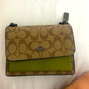 Spectacular color wallet, comfortable and above all fine.